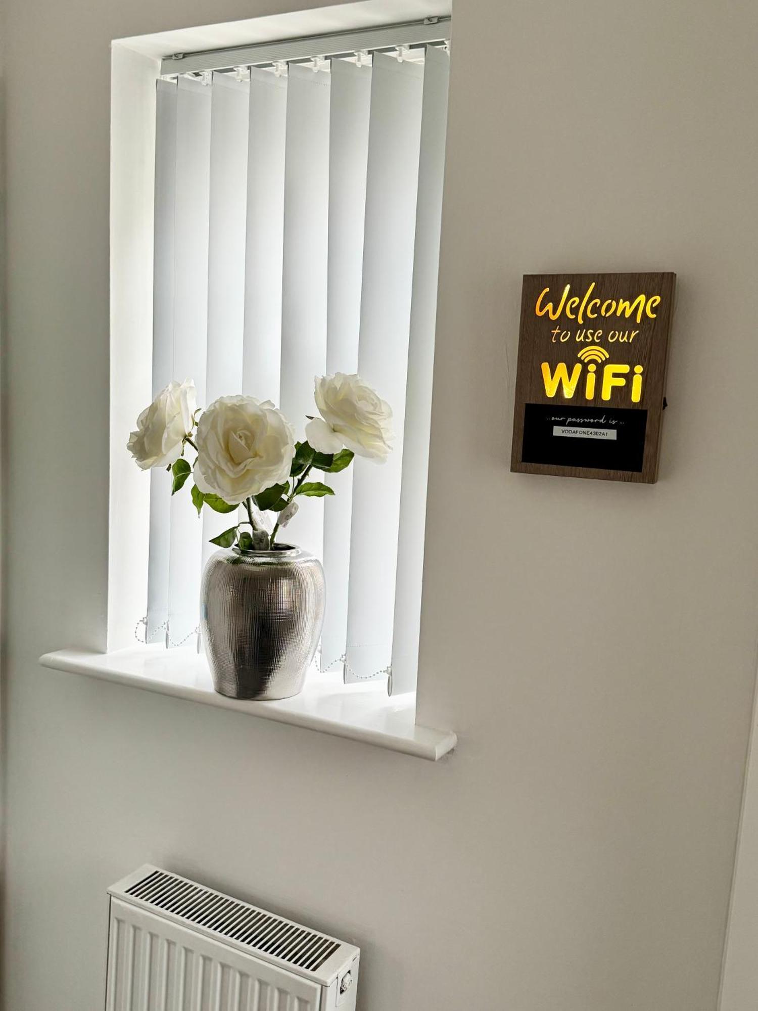 Harmony House 3 Bedroom New Build For Families, Contractors, Black Country Museum Sleeps 6 Tipton Eksteriør billede
