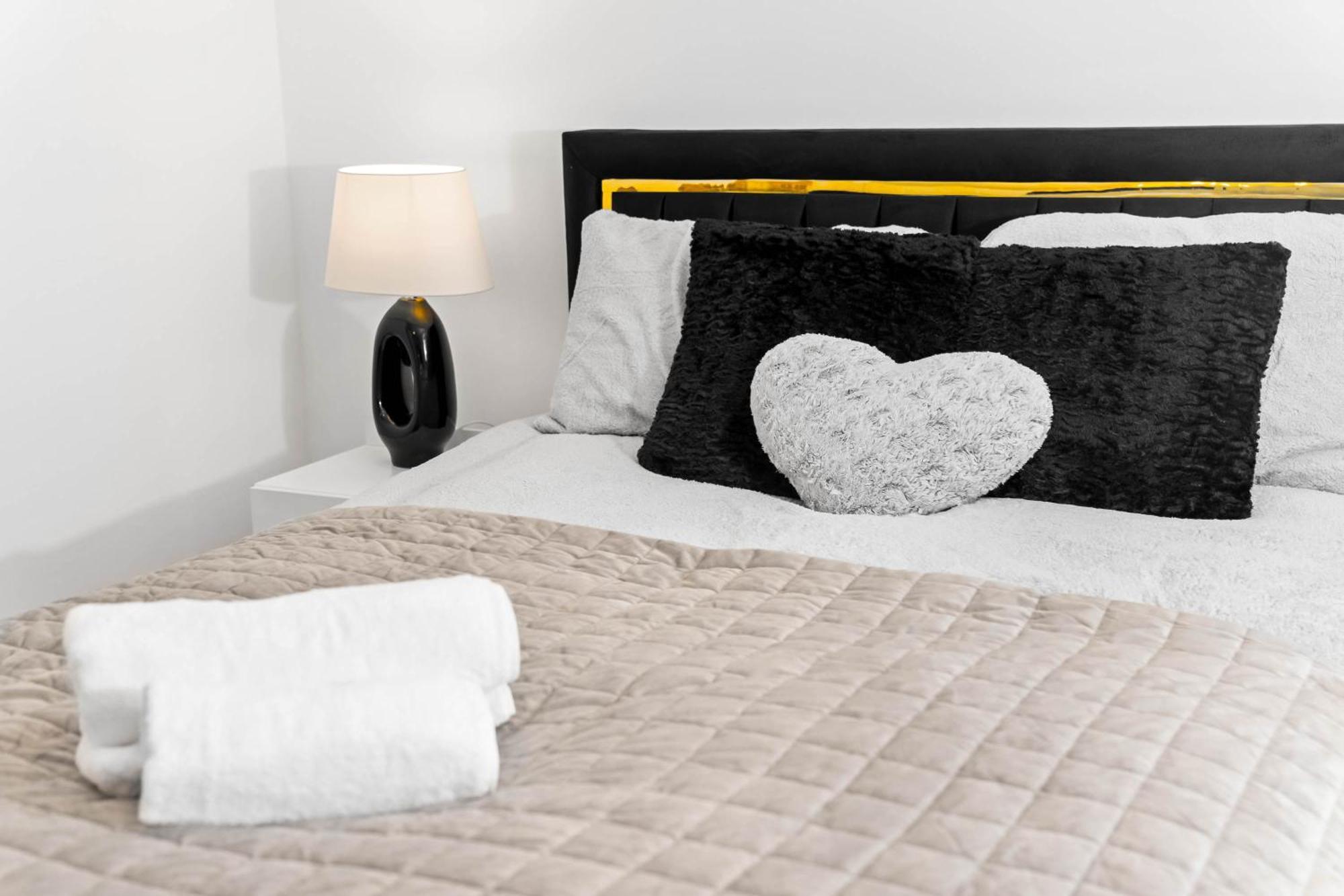 Harmony House 3 Bedroom New Build For Families, Contractors, Black Country Museum Sleeps 6 Tipton Eksteriør billede